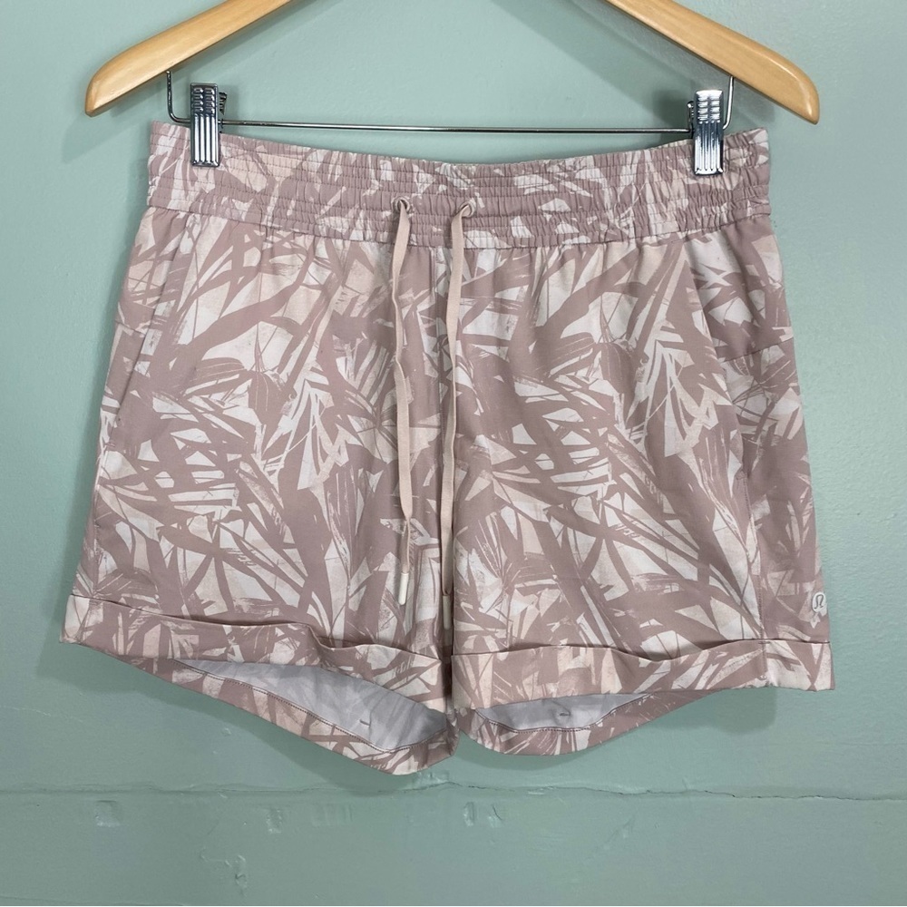 Lululemon Spring Break Away Short Shadow Leaf Light Ivory Muse Sz 8 W7AY6S